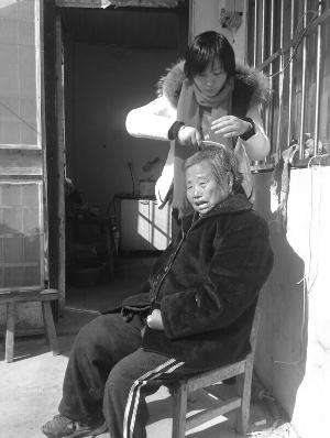 盐城女子为报养育之恩 辞职离婚照顾残疾养母