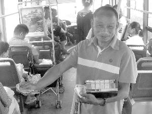 南京57岁最老男票务员 做公交乘务员37年