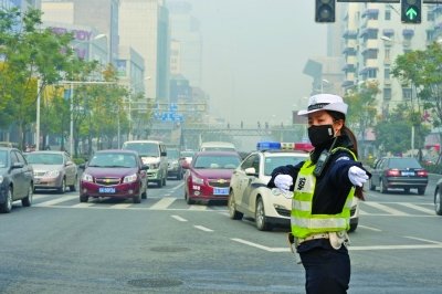 因连日雾霾天气 南京交警戴口罩指挥交通