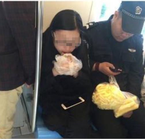 女地铁安检员车厢进食遭举报 现已被处罚