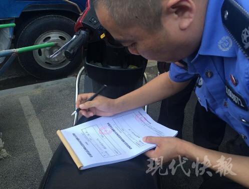 南京要给道路洗脸 贴小广告按上限处罚