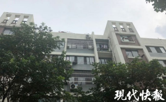 无锡一小区现“楼顶养殖场” 成天飘下鸡毛