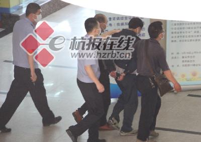 女孩抄作业被生父吊打 抢救无效死亡