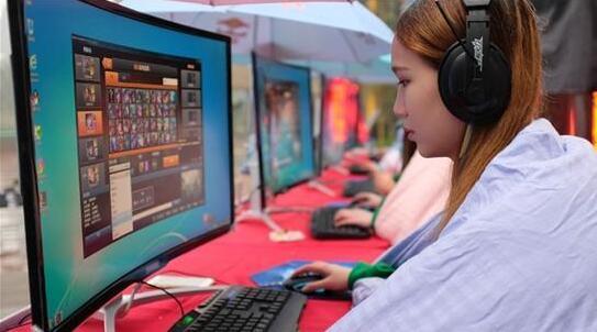 女大学生裹棉被打电竞 为了比赛也是拼了