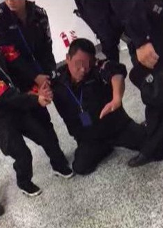 南京地铁一安检员突发重病倒地 众乘客伸援手