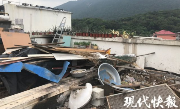 无锡一小区现“楼顶养殖场” 成天飘下鸡毛