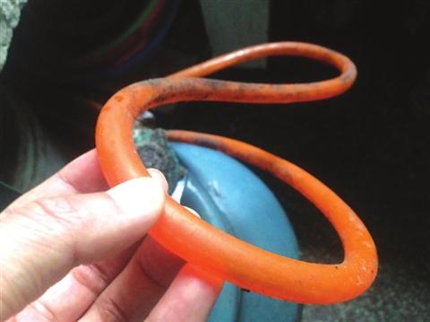 劣质皮管不靠谱 老夫妇遭遇液化气钢瓶喷火