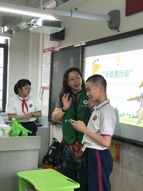 "唐老师通过互动提问的方式,引导学生感受作息对自身的影响,并以身体
