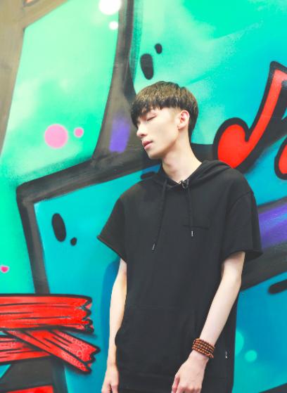 快男黄榕生深夜卖队友:焦迈奇碎屏手机用半年