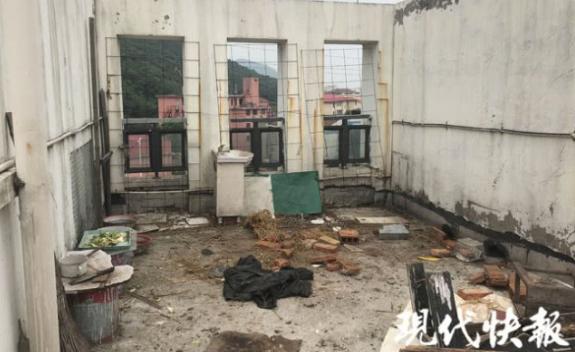 无锡一小区现“楼顶养殖场” 成天飘下鸡毛