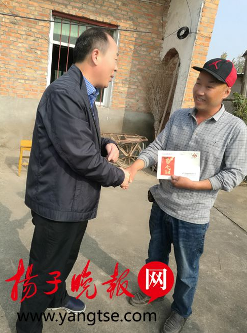 三轮车侧翻落水 残疾人毫不犹豫跳进河中救起四人