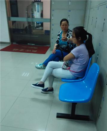 南京一女大學生陷傳銷騙局 收破爛母親來寧苦勸