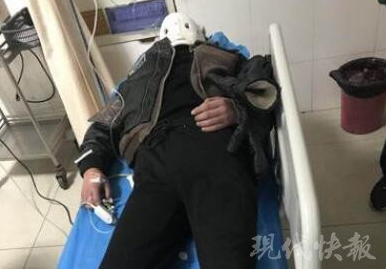 救护车路遇男子晕倒 车上患者：担架让给你
