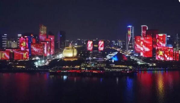点亮城市夜空的"蜘蛛人"