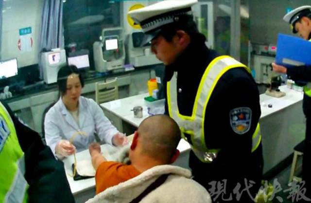 镇江宝马司机酒驾毒驾无证驾驶 还差点撞上交警