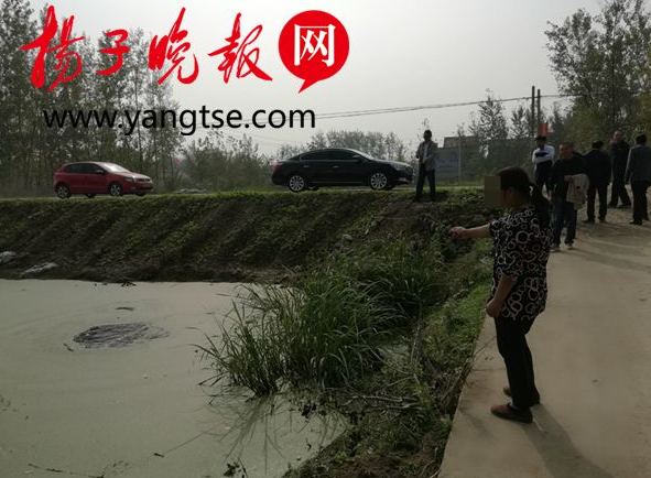 三轮车侧翻落水 残疾人毫不犹豫跳进河中救起四人