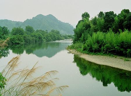 中国原生最美山乡 青山绿水游客避暑首选之地