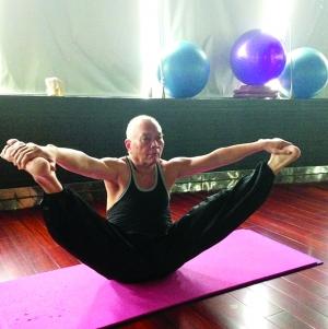 南通特级飞行员退休练瑜伽 7旬老人劈叉不费力