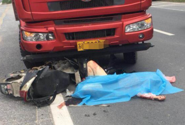 扬州一电动车与货车相撞 女骑手不幸身亡