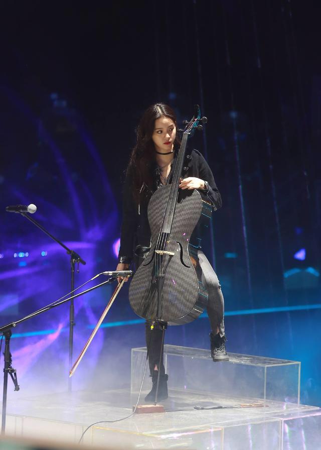 欧阳娜娜大提琴表演 一身帅酷黑搭配浓妆卷发太惊艳