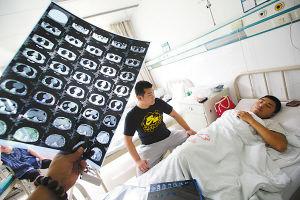 公车私用又动粗 市民遭围殴被喷辣椒水_地方站