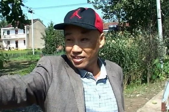 三轮车翻车4人落入水中 淮安男子一口气连救4人