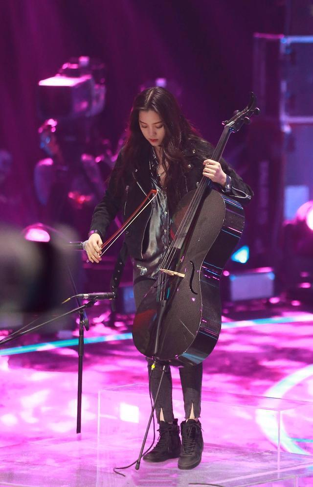欧阳娜娜大提琴表演 一身帅酷黑搭配浓妆卷发太惊艳