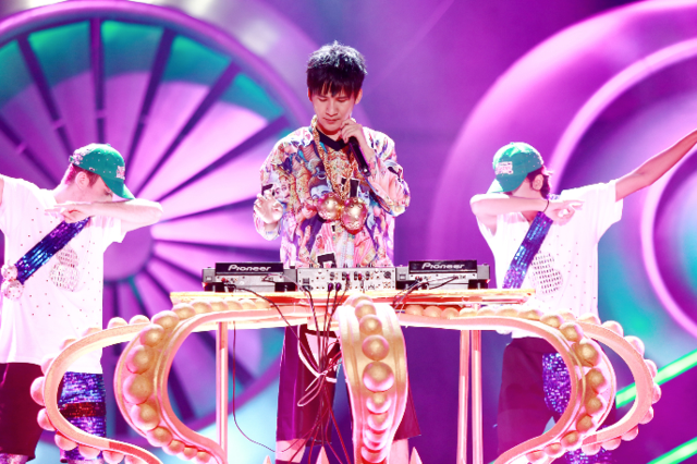 大张伟上节目随性玩音乐 想把薛之谦情歌变嗨歌