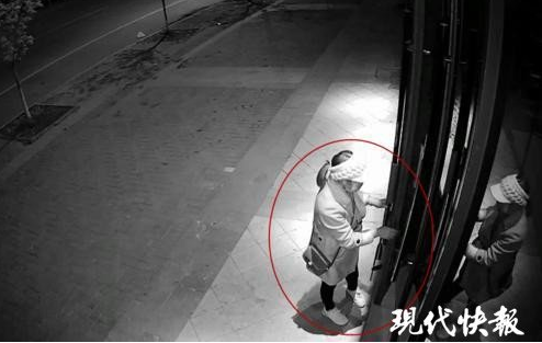 简单粗暴!镇江一女子徒手拉断门把手行窃