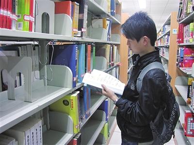 调查称大学生课外阅读低 被活动、考试和手机