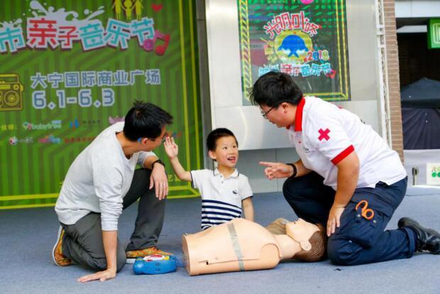 【网络媒体走转华体会- 华体会体育官方网站- 华体会体育APP下载改】在冰雪运动中享受别样年味