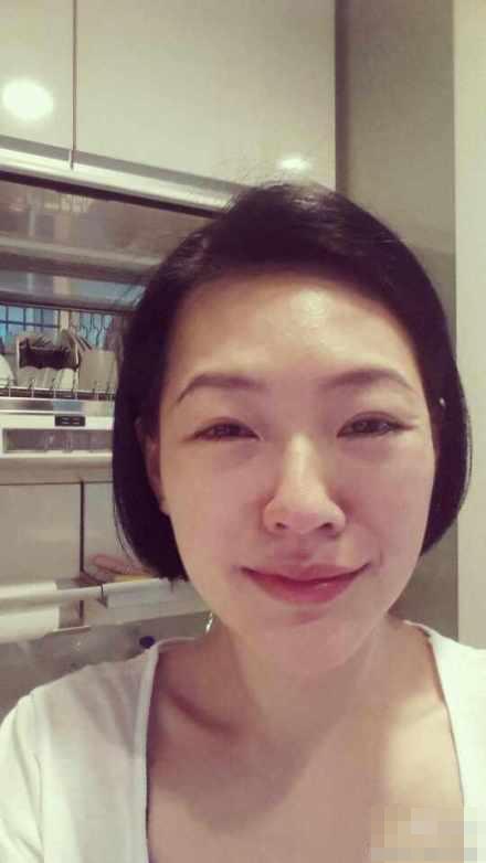 小S秀贤惠下厨展厨艺 切洋葱哭肿眼网友支招