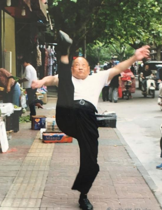 7旬老人自创功夫强身健体 上楼一步蹬三个台阶
