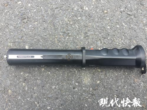 民警查获的"电警棍".通讯员 供图