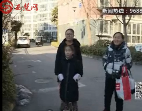 宿迁一小区太阳能水管爆裂 楼房“长出”十几米冰凌