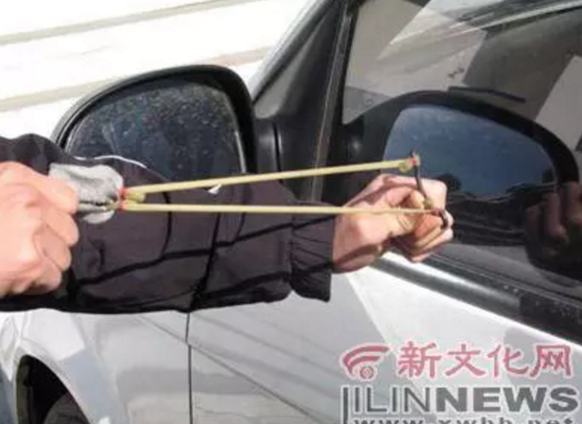 90后两男子用弹弓打汽车玻璃 12天盗取财物64次