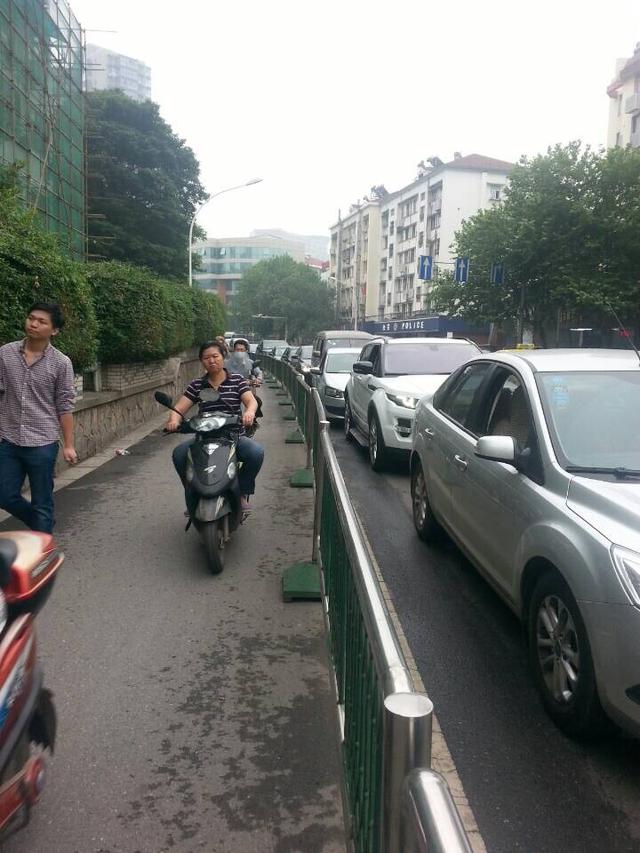 南京停车收费新政第二天 省人民医院12时仍排