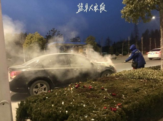 盐城一轿车自燃车主求助 加油站两员工及时扑救