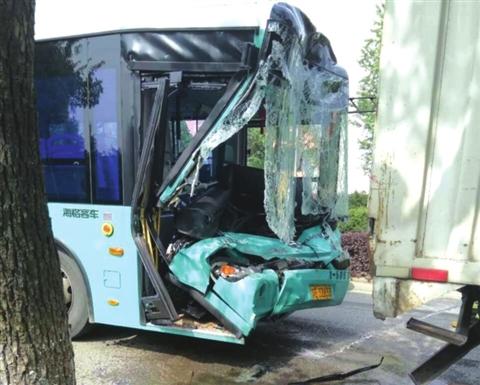 苏州园区一辆公交车追尾货车 多名乘客受皮外伤_大苏网_腾讯网