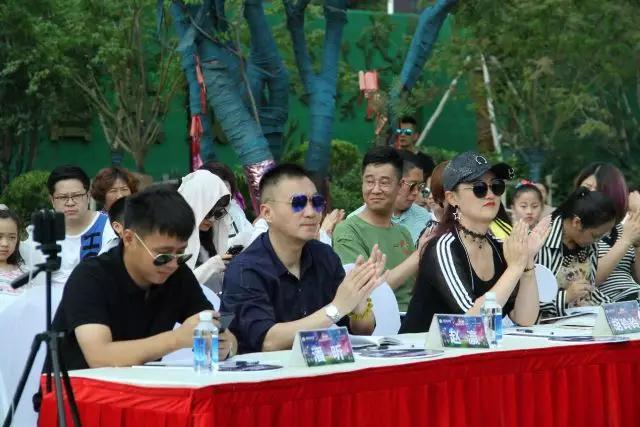 举城欢庆世界杯 足球宝贝来助力