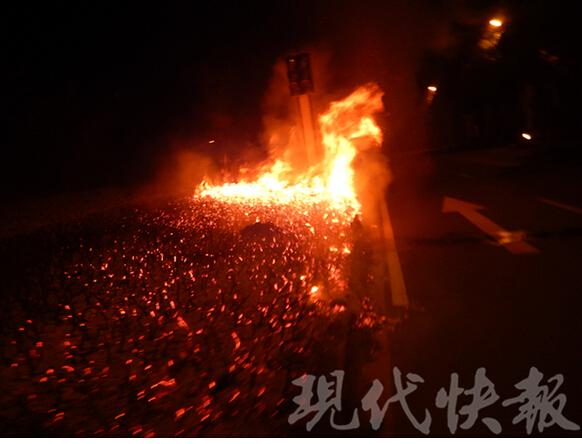 无锡市民中元节烧纸祭祀 引燃绿化差点波及红绿灯
