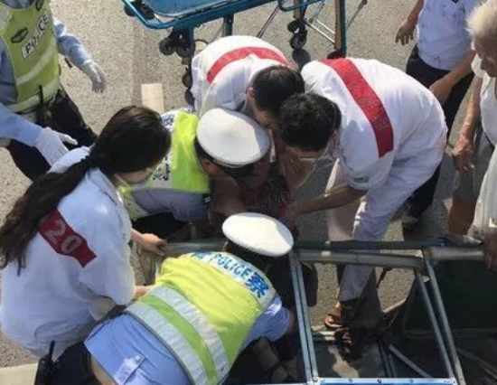 8旬老夫妇被压车底 一群过路市民掀车救人