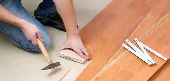 装修先铺地板还是先装门？顺序弄错住家遭罪受