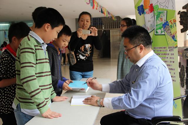 胖叔叔祁智带着新作《小水的除夕》走进天妃宫小学_地方站_腾讯网