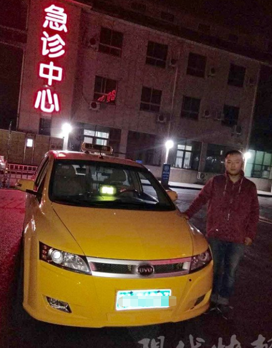 的哥一路飞奔连闯数个红灯 只为将病人送进医院