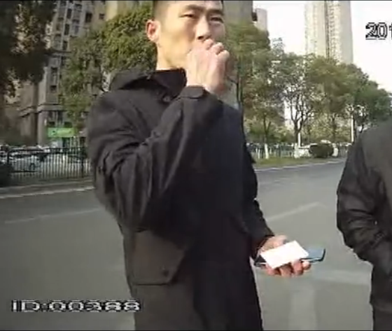 无锡一老板撞车小弟来扛 上演2017"好跟班"