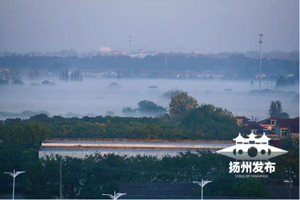 扬州火车站西北惊现“海市蜃楼” 其实是平流雾制造的错觉