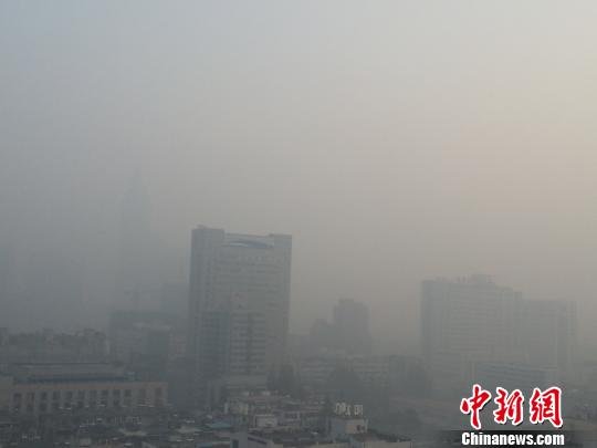 南京PM2.5几近爆表 学生:不要雾霾要上体育课
