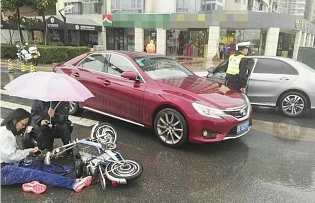 苏州一路口发生暖心一幕 辅警半蹲为受伤女子打伞