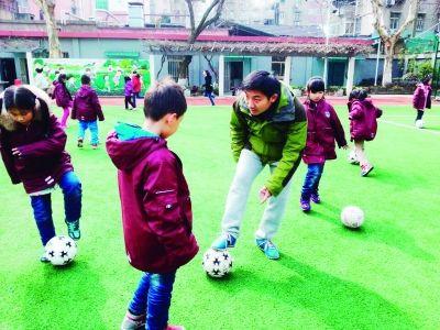 新学期开学首日 南京220多名足球教师上岗授课